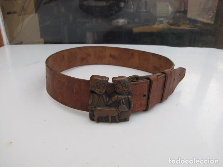Antigüedades: 24.- Cinturón de bronce y cuero infantil Heidi - Foto 1 - 301789153