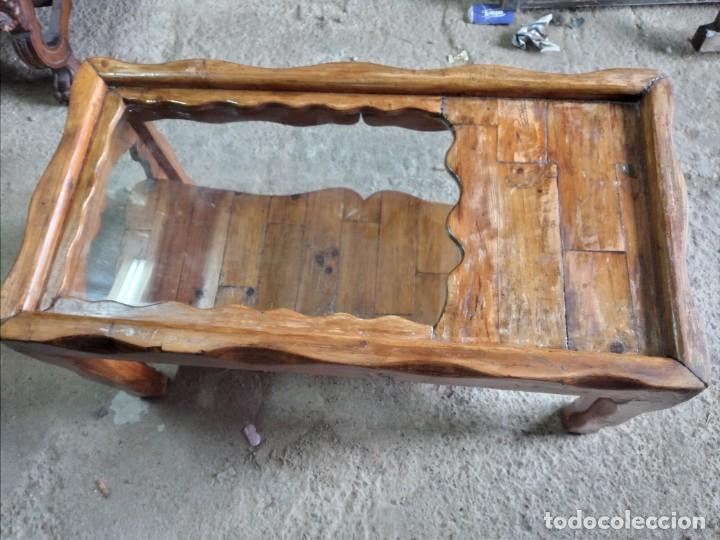 Antig&uuml;edades: Original mesa de centro de madera de pino y cristal estilo rustico. - Foto 3