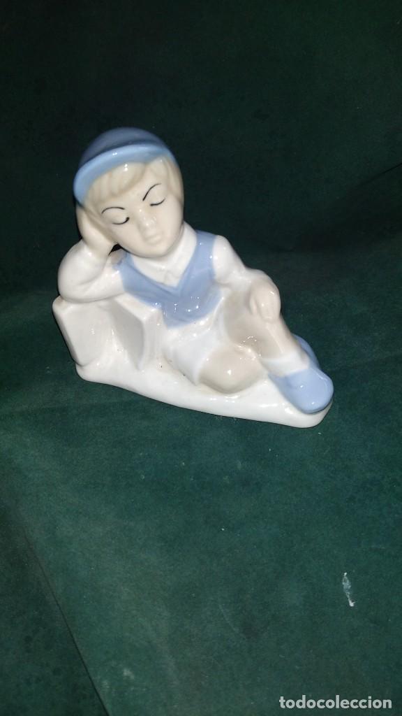 Antig&uuml;edades: figura de ni&ntilde;o de porcelana