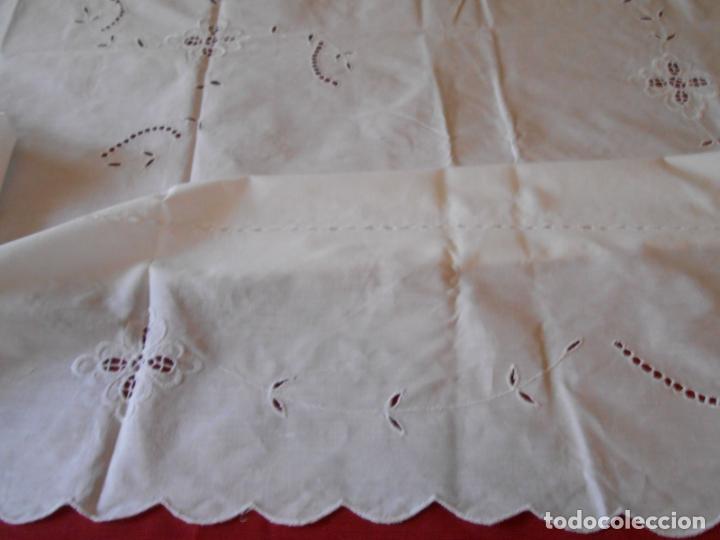 Antiquit&eacute;s: Mantel Blanco de Algodon Bordados y recortes. 140 x 190