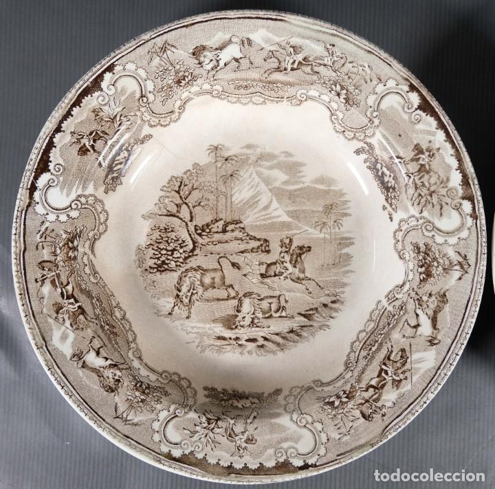 Antigüedades: Dos platos en loza iluminada Fabrica de Cartagena La caza del bisonte siglo XIX - Foto 2 - 302211158