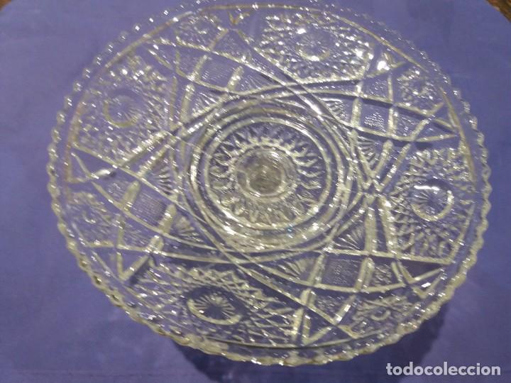 Antig&uuml;edades: copa para pastas de t&eacute; en cristal prensado