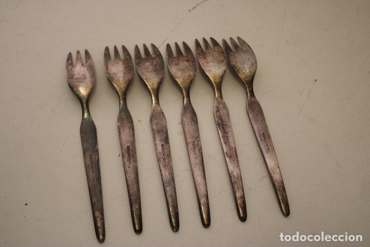 Antig&uuml;edades: 6 tenedores de postre en plata punzonada - Foto 4