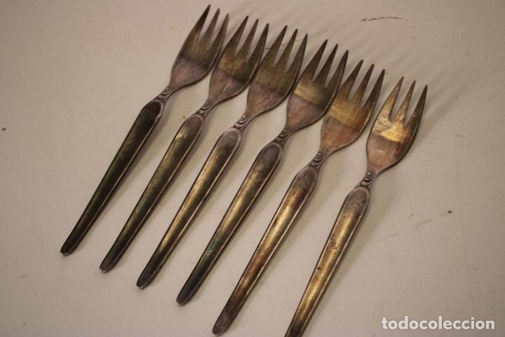 Antig&uuml;edades: 6 tenedores de postre en plata punzonada - Foto 1