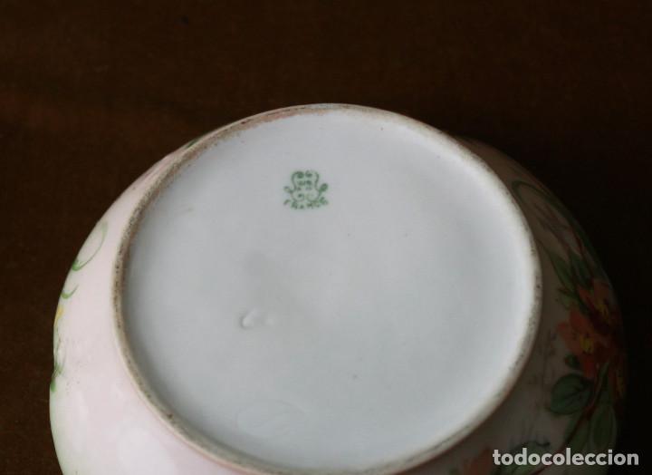 Antigüedades: Antiguo juego de tocador compuesto por jofaina, polvera y jabonera. Porcelana francesa. - Foto 7 - 302686183