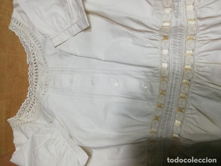 Antig&uuml;edades: *CAMISON CON BORDADO SUIZO. (Rf:454/g) - Foto 1