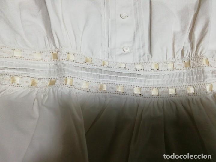 Antig&uuml;edades: *CAMISON CON BORDADO SUIZO. (Rf:454/g) - Foto 3