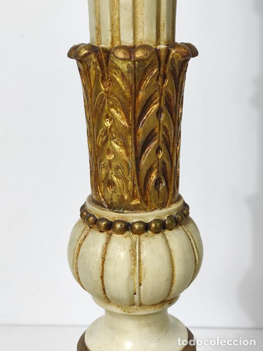 Antigüedades: Lámpara de Pie - Madera Policromada y Dorada en Pan de Oro - Funciona - Foto 4 - 302835558