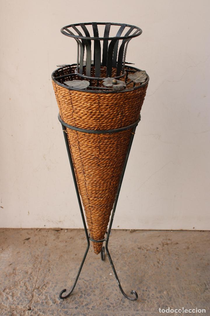 Antig&uuml;edades: florero de hierro y cordelillo - Foto 3