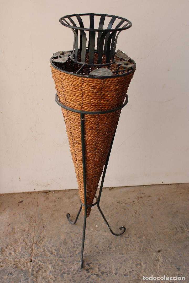 Antig&uuml;edades: florero de hierro y cordelillo - Foto 1