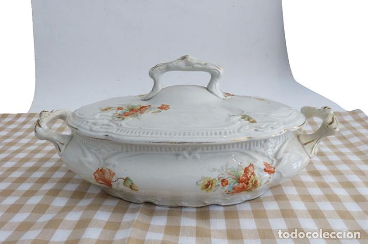 Antig&uuml;edades: Sopera de porcelana - Foto 1