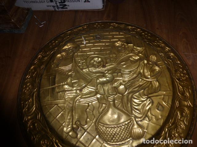 Antig&uuml;edades: PLATO DE LATON REPUJADO PARA COLGAR - Foto 4