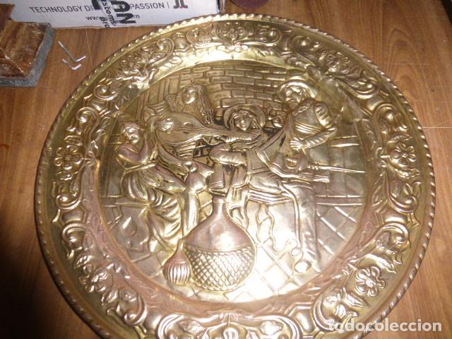 Antig&uuml;edades: PLATO DE LATON REPUJADO PARA COLGAR - Foto 1