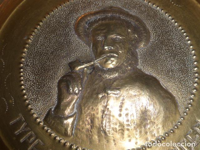 Antig&uuml;edades: PLATO DE LATON EN RELIEVE PARA COLGAR - Foto 2