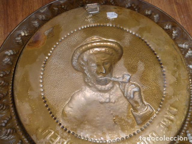 Antig&uuml;edades: PLATO DE LATON EN RELIEVE PARA COLGAR - Foto 4