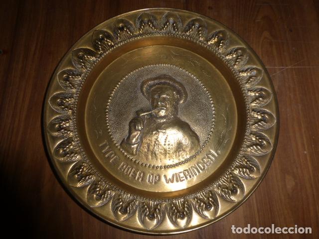 Antig&uuml;edades: PLATO DE LATON EN RELIEVE PARA COLGAR - Foto 1