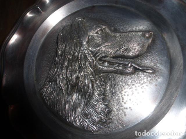 Antig&uuml;edades: PLATO DE COGAR REPUJADO DE ESTA&Ntilde;O CON LA IMAGEN DE UN PERRO - Foto 2