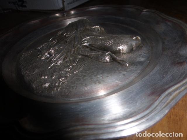 Antig&uuml;edades: PLATO DE COGAR REPUJADO DE ESTA&Ntilde;O CON LA IMAGEN DE UN PERRO - Foto 3