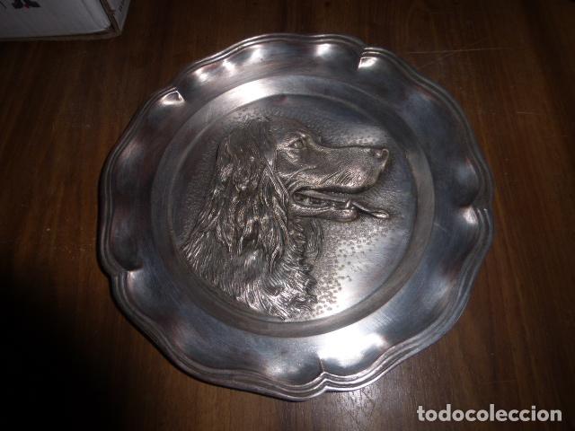 Antig&uuml;edades: PLATO DE COGAR REPUJADO DE ESTA&Ntilde;O CON LA IMAGEN DE UN PERRO - Foto 1