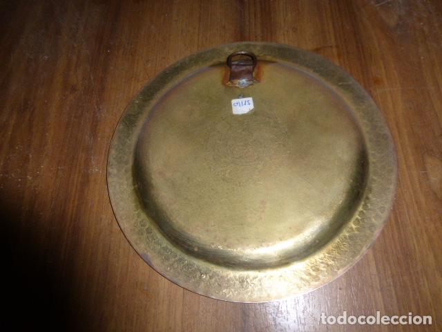Antig&uuml;edades: ANTIGUO PLATO DE COLGAR DE LATON - Foto 4