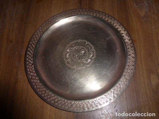 Antig&uuml;edades: ANTIGUO PLATO DE COLGAR DE LATON - Foto 1
