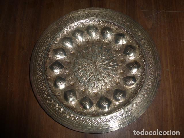 Antig&uuml;edades: ANTIGUO PLATO DE COLGAR DE LATON - Foto 1