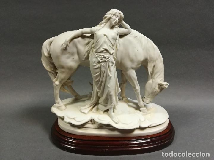 Antig&uuml;edades: BISCUIT MUJER CON CABALLO - Foto 1