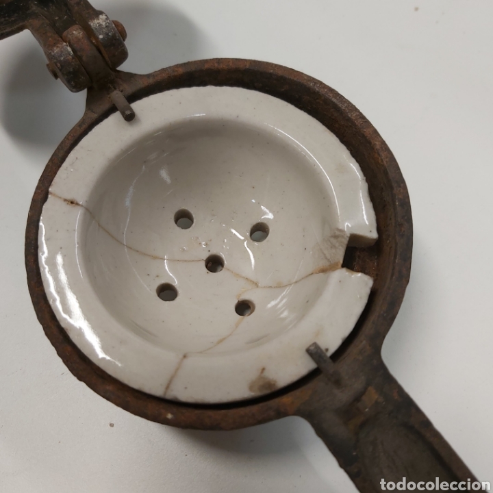 Antig&uuml;edades: Exprimidor hierro,porcelana y madera - Foto 5