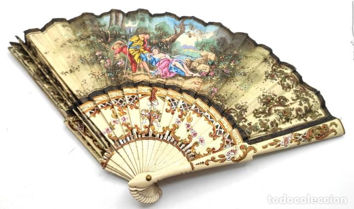 Antigüedades: Abanico con varillaje en madera tallada y pintada y país en algodón pintado, de finales siglo XIX - Foto 1 - 303566693