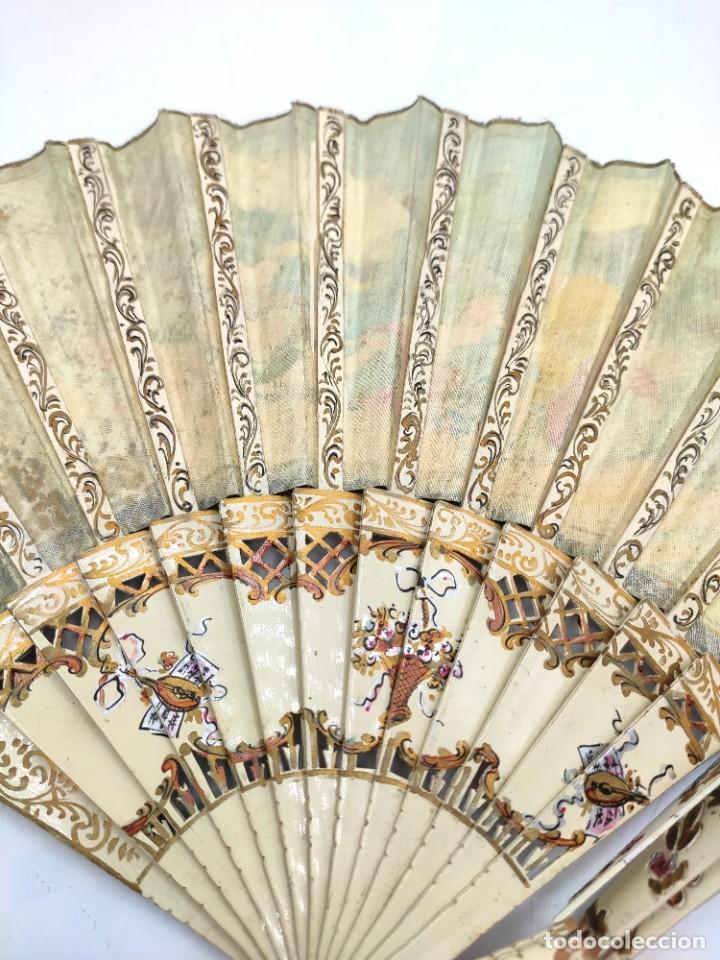 Antigüedades: Abanico con varillaje en madera tallada y pintada y país en algodón pintado, de finales siglo XIX - Foto 8 - 303566693