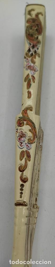 Antigüedades: Abanico con varillaje en madera tallada y pintada y país en algodón pintado, de finales siglo XIX - Foto 9 - 303566693