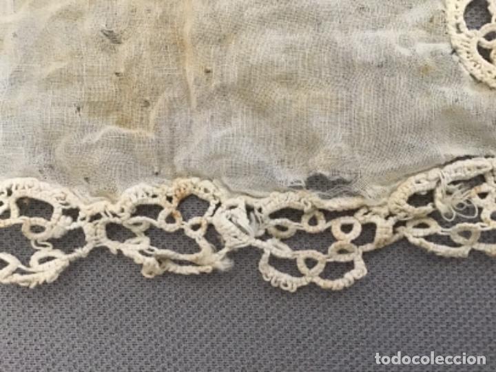 Antig&uuml;edades: ANTIGUO PA&Ntilde;UELO CON ENCAJE DE CROCHET - Foto 2