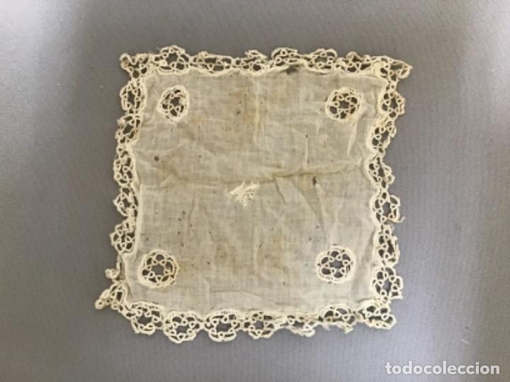 Antig&uuml;edades: ANTIGUO PA&Ntilde;UELO CON ENCAJE DE CROCHET - Foto 4