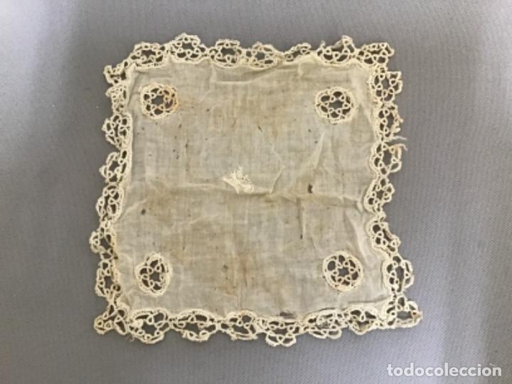 Antig&uuml;edades: ANTIGUO PA&Ntilde;UELO CON ENCAJE DE CROCHET - Foto 1