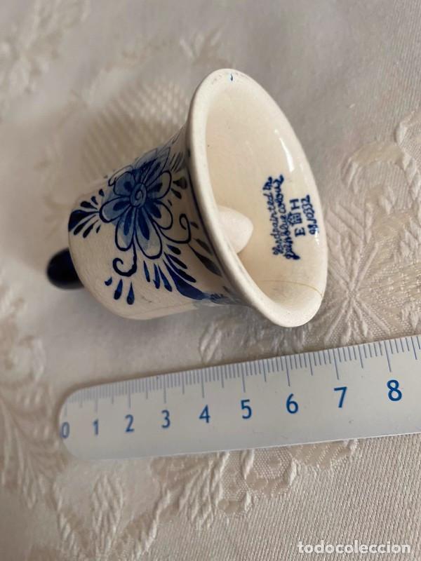 Antigüedades: ¡SOLO RECOGIDA MADRID! Pequeña campana de cerámica de Delft con número serie - Espectacular estado - Foto 2 - 303633213