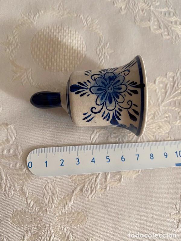 Antigüedades: ¡SOLO RECOGIDA MADRID! Pequeña campana de cerámica de Delft con número serie - Espectacular estado - Foto 3 - 303633213