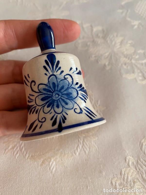 Antigüedades: ¡SOLO RECOGIDA MADRID! Pequeña campana de cerámica de Delft con número serie - Espectacular estado - Foto 5 - 303633213
