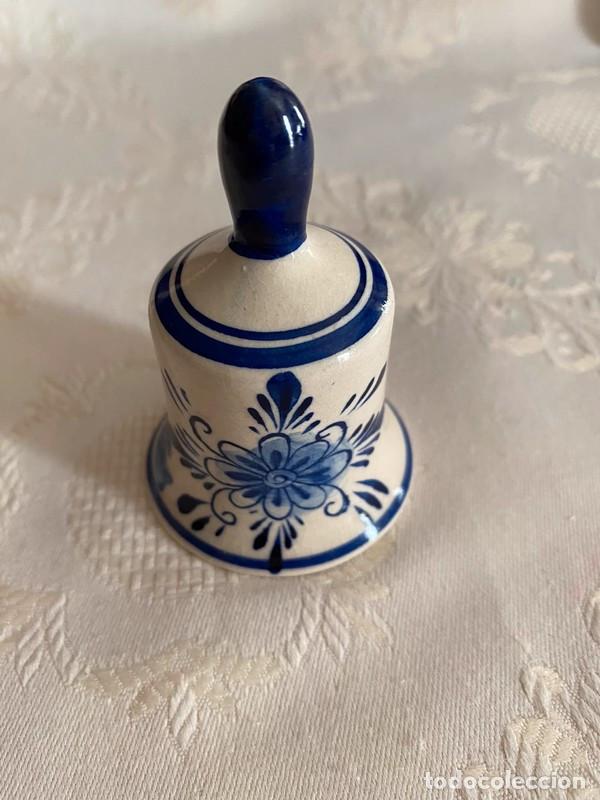 Antigüedades: ¡SOLO RECOGIDA MADRID! Pequeña campana de cerámica de Delft con número serie - Espectacular estado - Foto 6 - 303633213