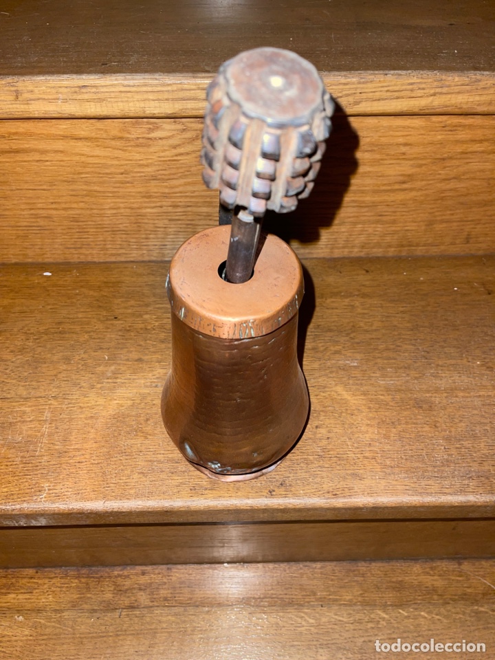 Antig&uuml;edades: Chocolatera en cobre con manipulo - Foto 2
