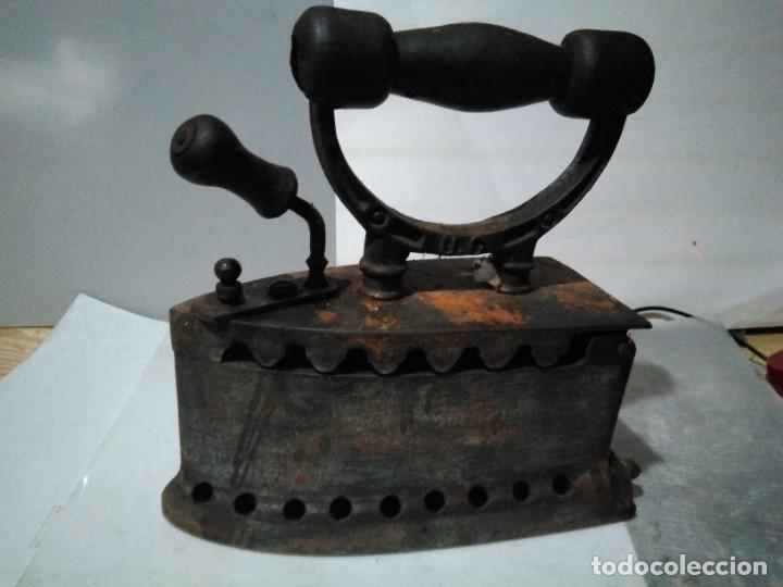 Antig&uuml;edades: ANTIGUA PLANCHA DE CARBON - Foto 1