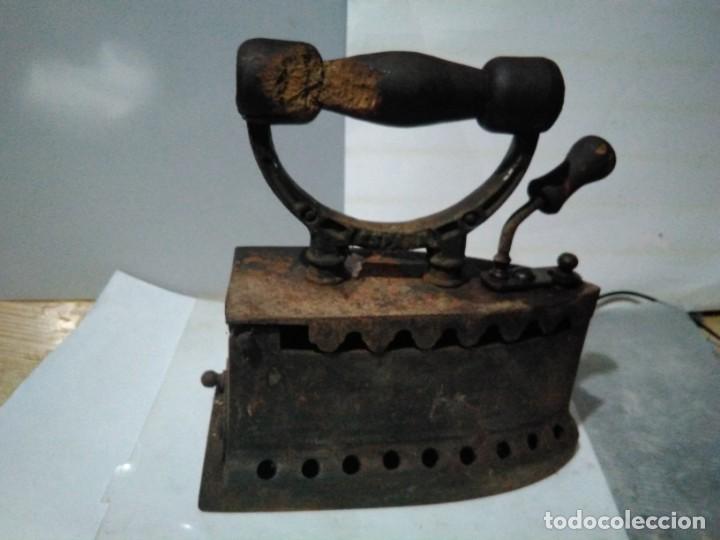 Antig&uuml;edades: ANTIGUA PLANCHA DE CARBON - Foto 2