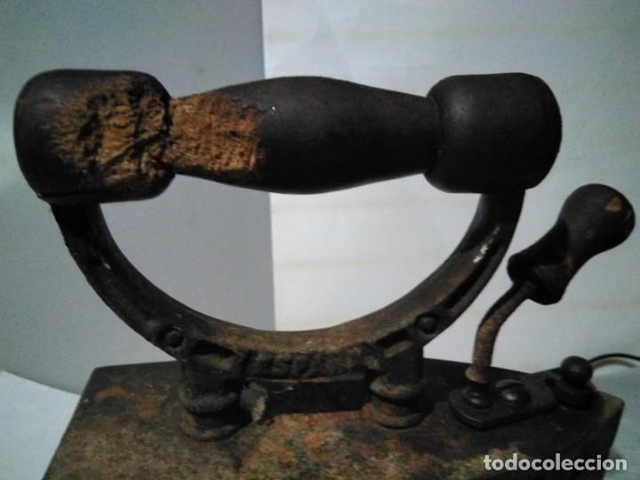 Antig&uuml;edades: ANTIGUA PLANCHA DE CARBON - Foto 3