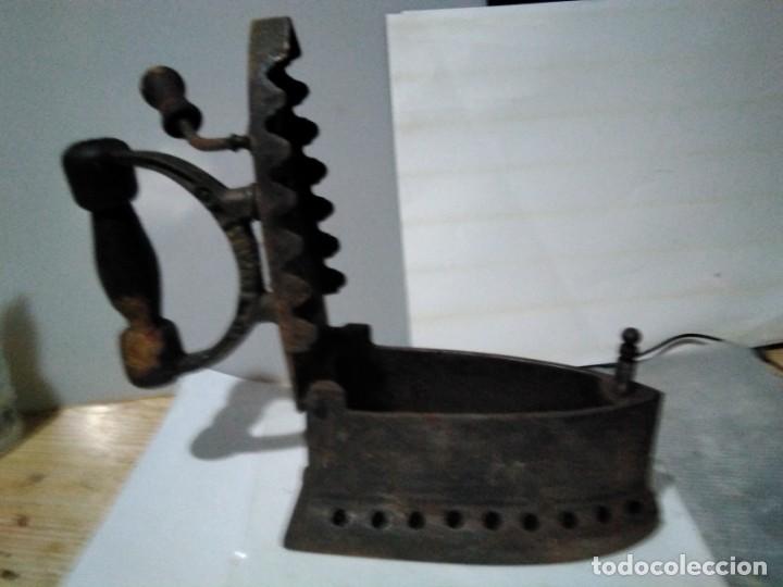 Antig&uuml;edades: ANTIGUA PLANCHA DE CARBON - Foto 4