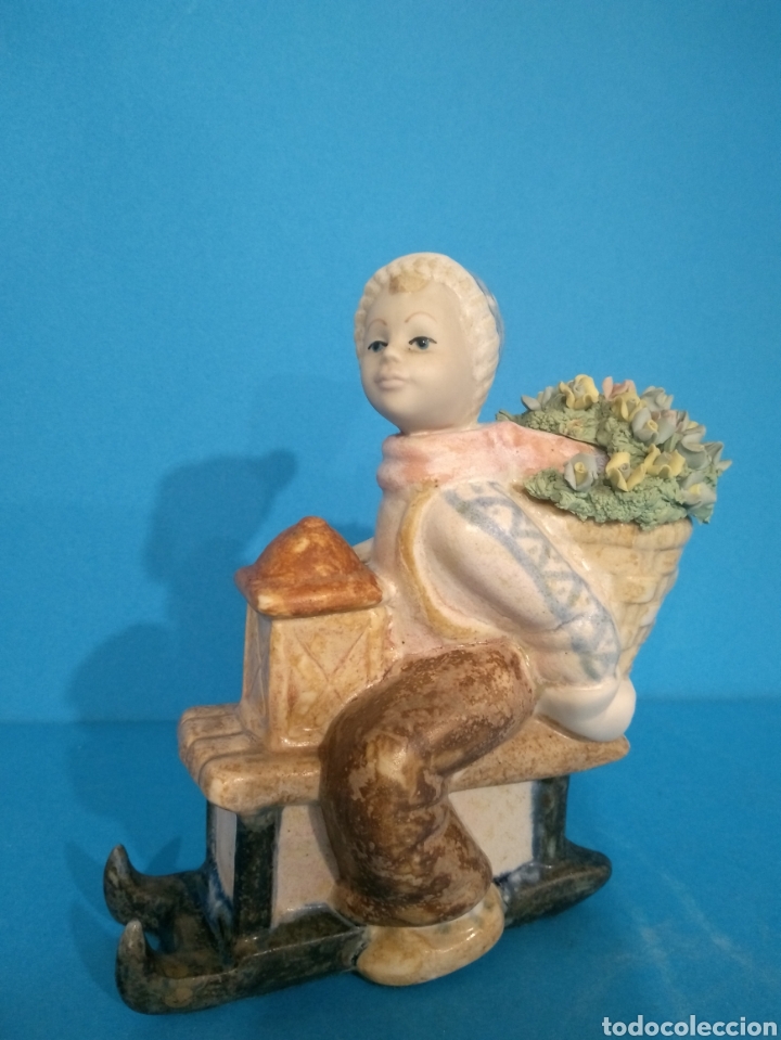 Antiquit&eacute;s: Ni&ntilde;o en trineo con cesto de flores Porcelana Art&iacute;stica Levantina