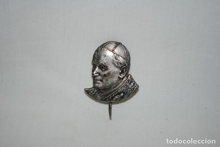 Antig&uuml;edades: INSIGNIA RELIGIOSA , LA CARA DEL PAPA . - Foto 1