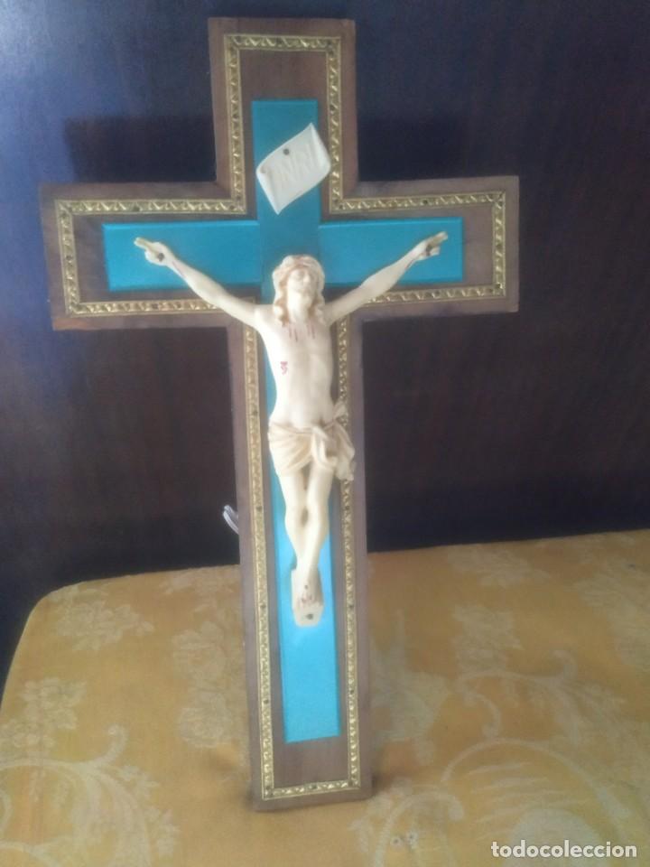 Antiguidades: Antiguo crucifijo Cristo con luz. Madera, metal, baquelita y celuloide. Funciona. Medidas: 44,7 x 25