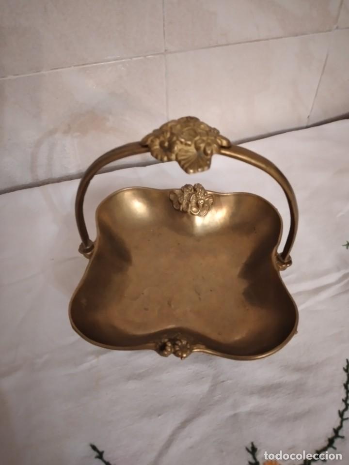 Antigüedades: Precioso centro de mesa cesto de bronce con flores, firmado. - Foto 3 - 304649098