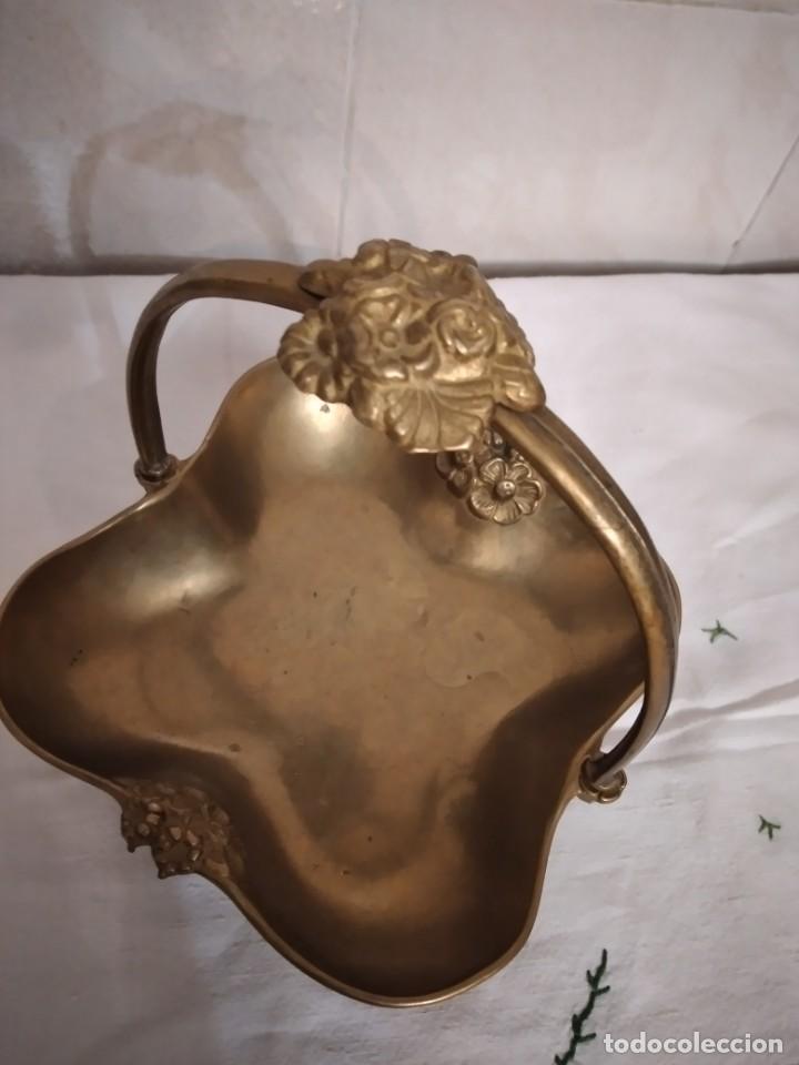 Antigüedades: Precioso centro de mesa cesto de bronce con flores, firmado. - Foto 5 - 304649098