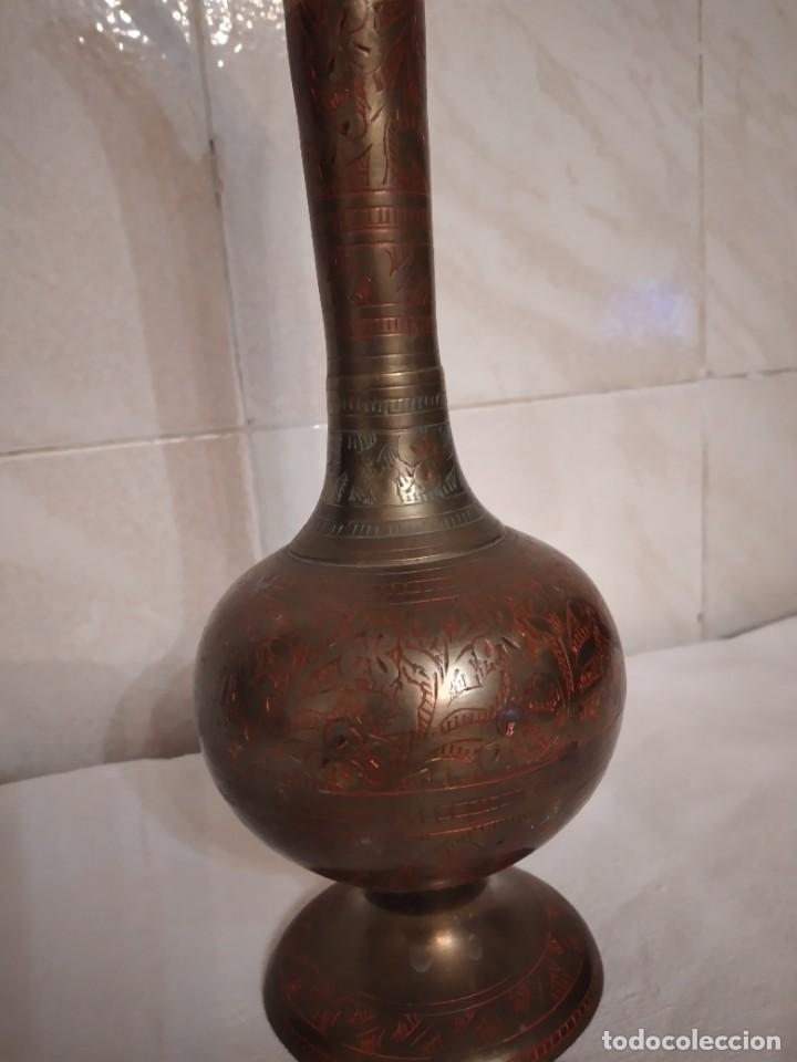Antigüedades: Exquisito jarrón búcaro de latón con dibujos grabados. - Foto 4 - 304649298