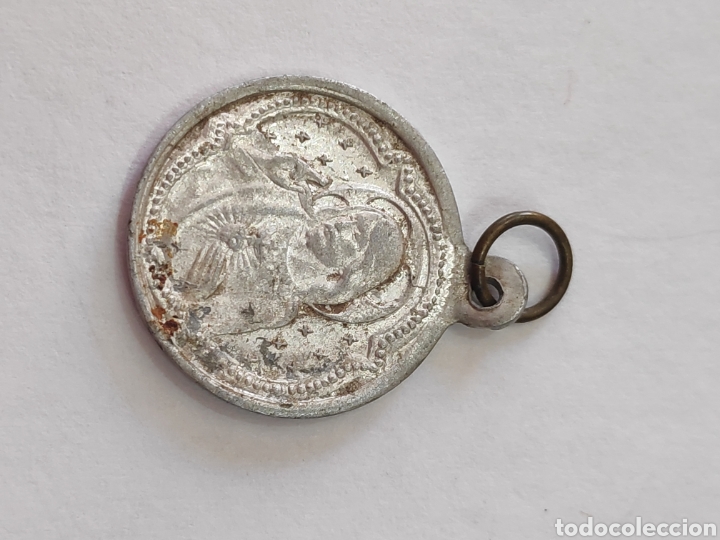 Antig&uuml;edades: 3 medallas de la virgen - Foto 2
